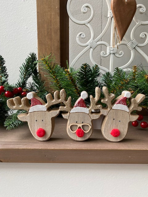 Cartone Animato Carino Renne Da Vicino Con Il Cappello Di Babbo Natale Sfondo Gm1191512735 338175939 Cartone Animato Carino Renne Da Vicino Con Il Cappello Di Babbo Natale Sfondo Gm1191512735 338175939